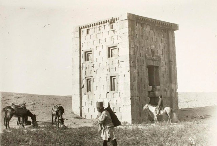 عکسی قدیمی از کعبه زرتشت قبل ار عملیات باستانشانسی آمریکاییها عکسی قدیمی از کعبه زرتشت قبل ار عملیات باستانشانسی آمریکاییها