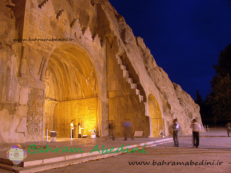 طاق بستان در شب