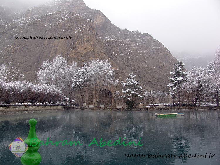 طاق بستان در زمستان زیر برف