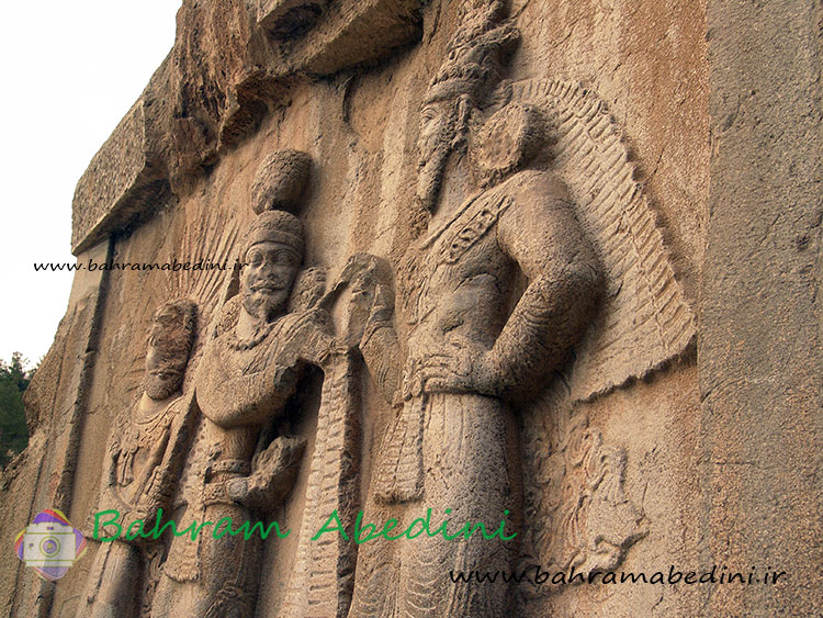 اردشیر دوم در وسط، اهورا مزدا سمت راست و زرتشت سمت چپ او